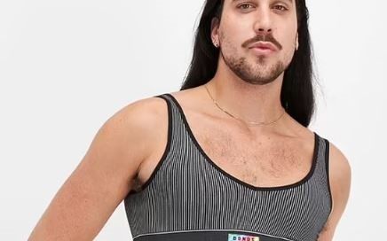 Scandal &icirc;n lumea modei după ce un brand celebru a folosit bărbați pentru a-și prezenta colecția de costume de baie pentru femei